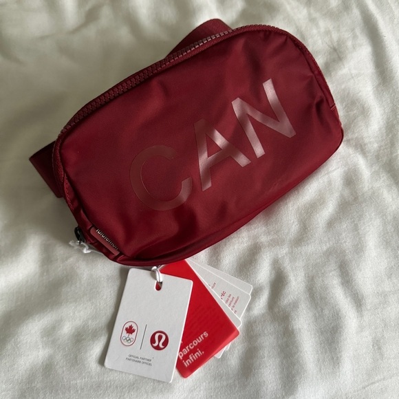 ๐ Lululemon Team Canada Everywhere Belt Bag Dark Sport Red - Picture 2 of 7